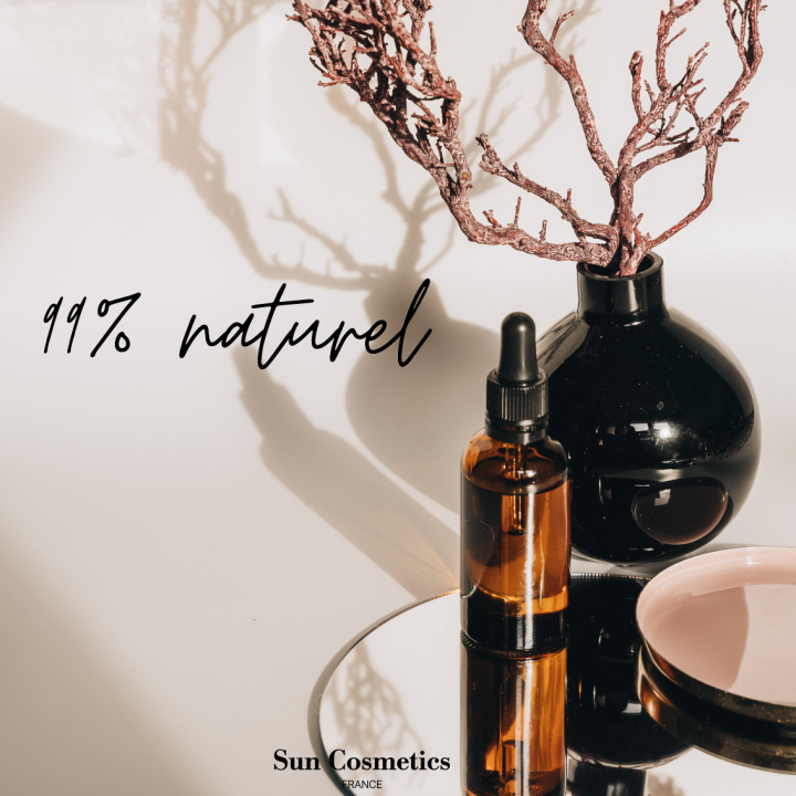 sa composition à 99 % d'origine naturelle à base d'acide hyaluronique, huile de colza, de blé, d'aloé vera et d'extrait de betterave. 